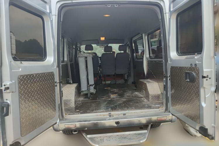 Used Dongfeng Yufeng Yufeng 2020 2.3T Economy Logistics Vehicle Short Wheelbase Mid-Roof Design 5-9 Seats WP2.3