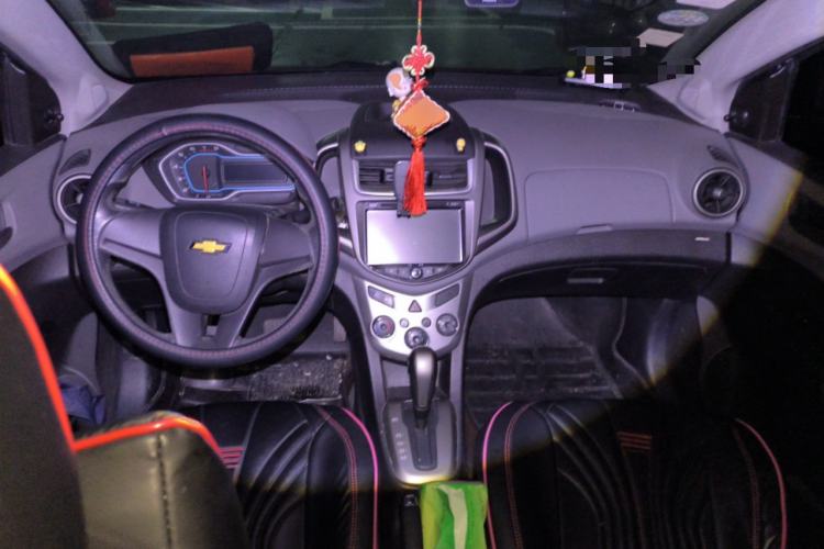 Used Chevrolet Aveo Sonic 2014 Sedan 1.4SL AT Fashion Edition Center Console