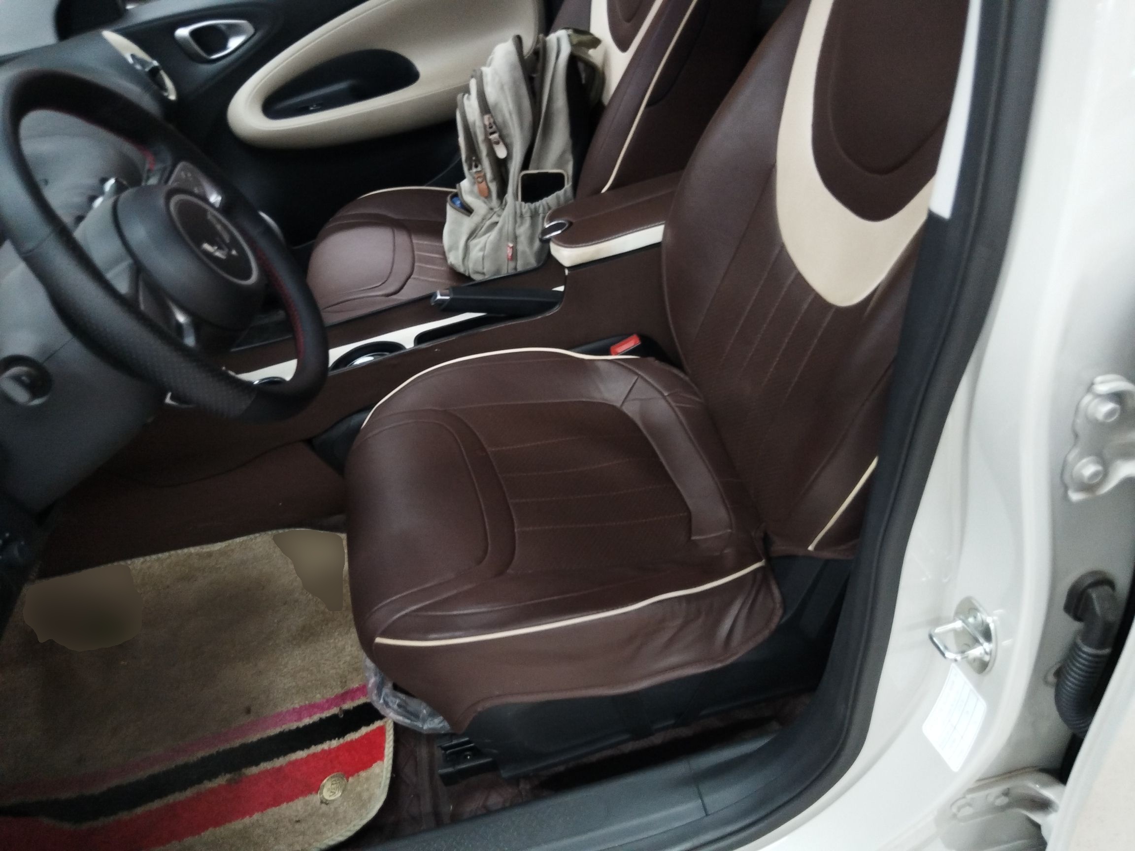 Переднее сиденье в автомобиле