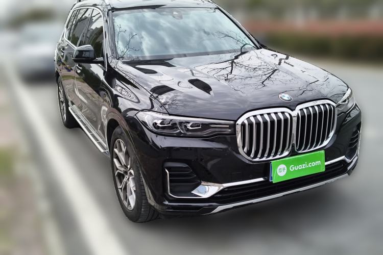 Used BMW X7 2022 xDrive40i Luxury Package with Leading Features Front Right 45 Deg