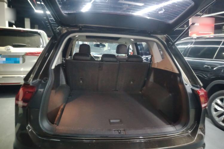 Used Volkswagen Tiguan L 2017 330TSI Automatic Two-Wheel Drive Luxury Edition Trunk