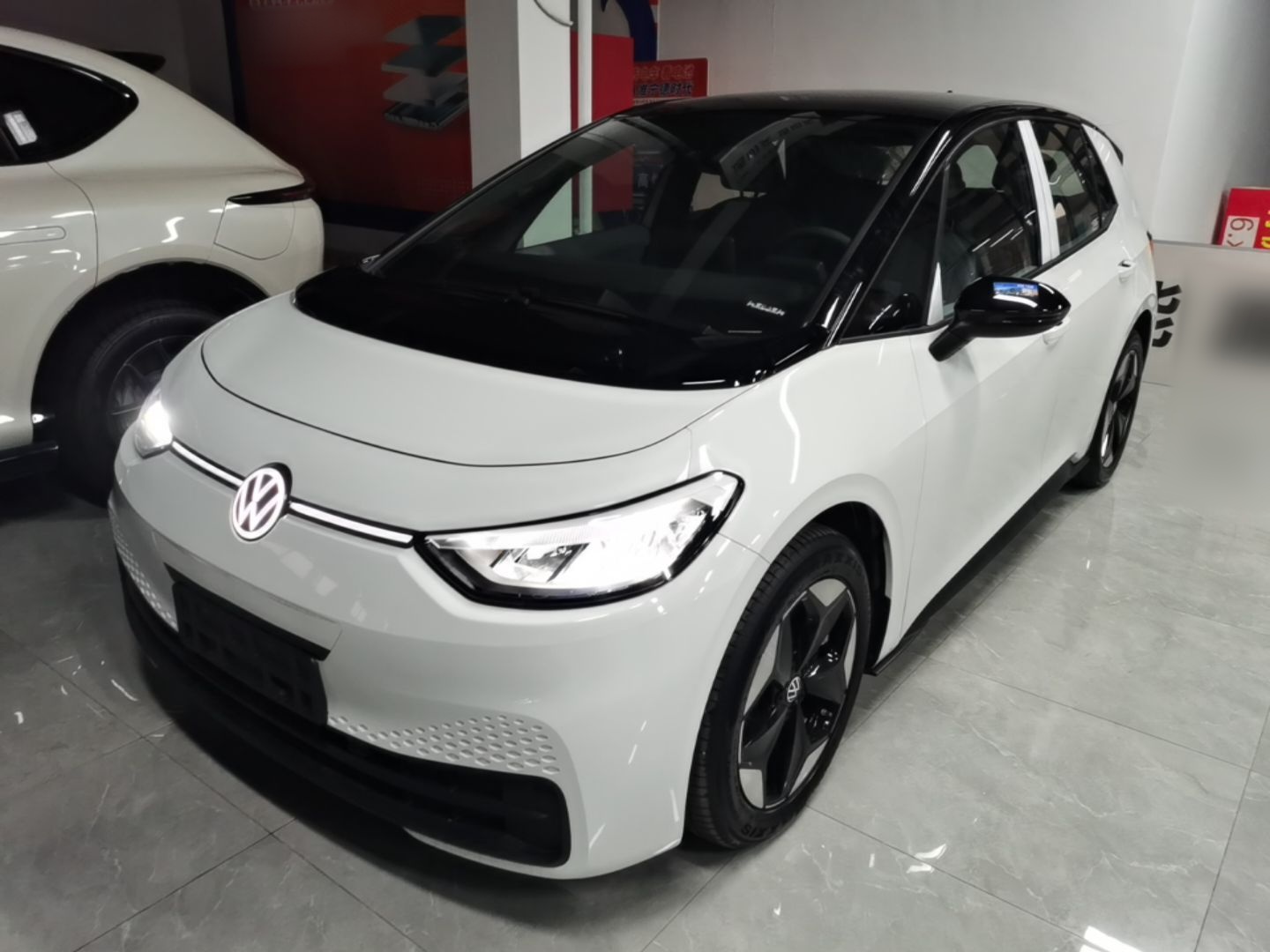 Unter der Vorderseite des Autos