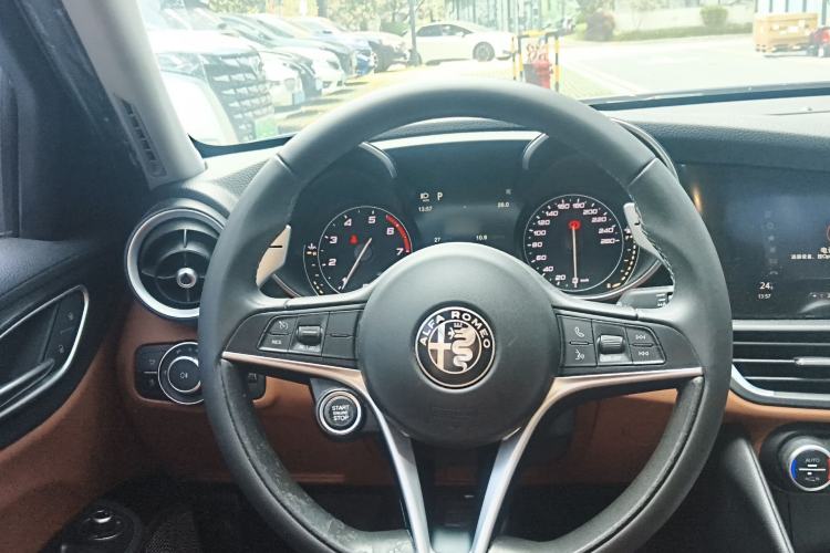 Used Alfa Romeo Giulia 2017 2.0T 280HP Luxury Edition Steering Wheel