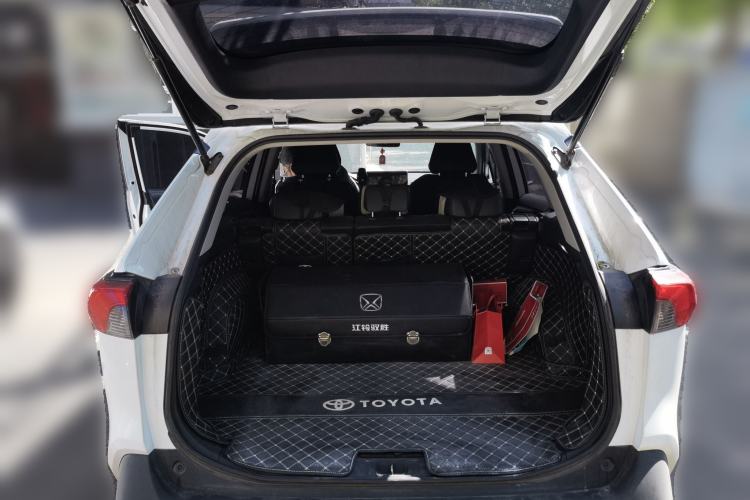 Used Toyota RAV4 2023 2.0L CVT Two-Wheel Drive 20th Anniversary Platinum Edition
