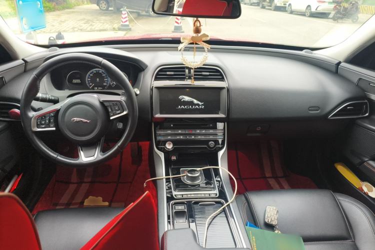 Used Jaguar XEL 2018 2.0T 200 PS Premium Edition Center Console