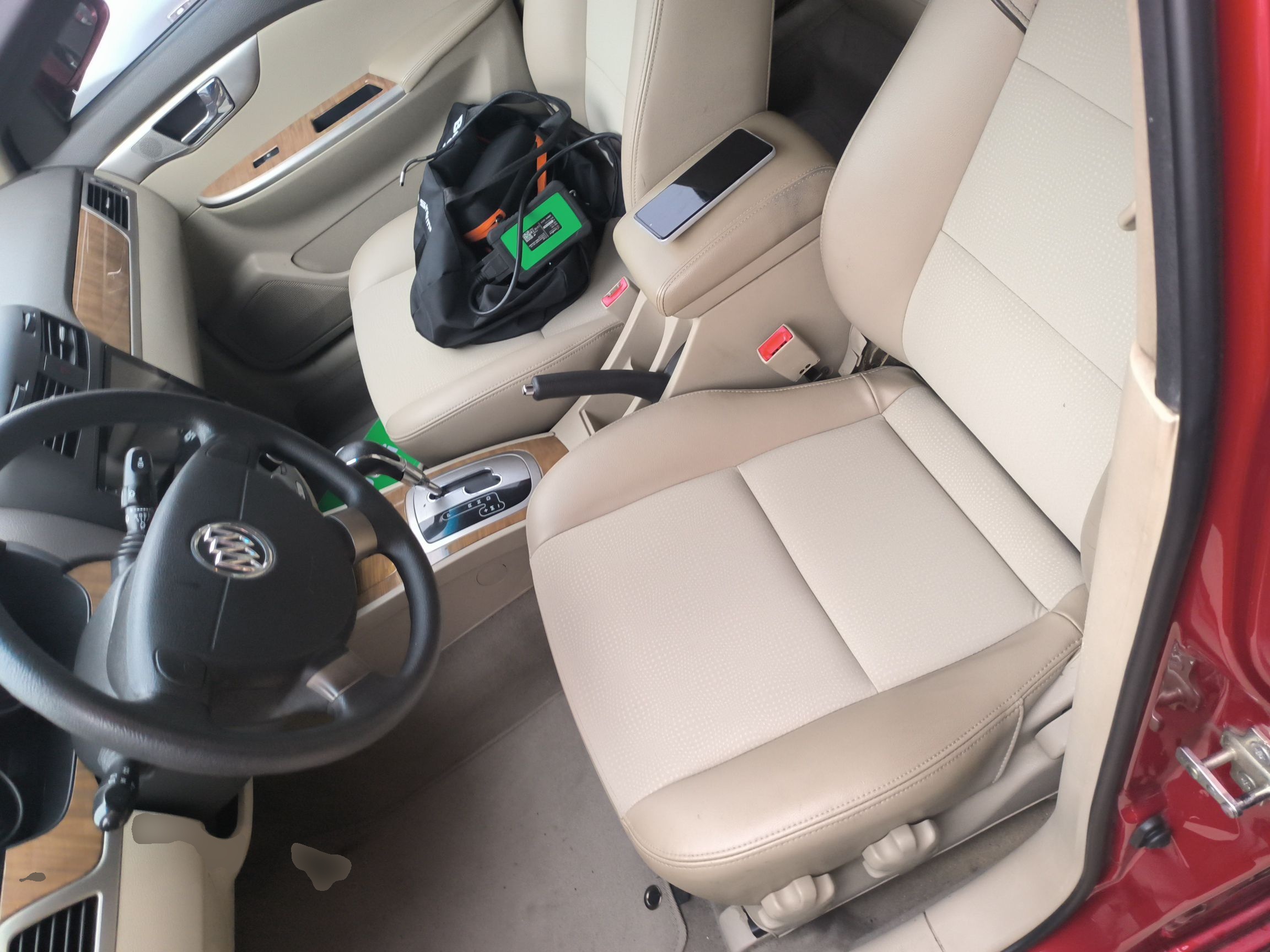 المقاعد الأمامية داخل السيارة