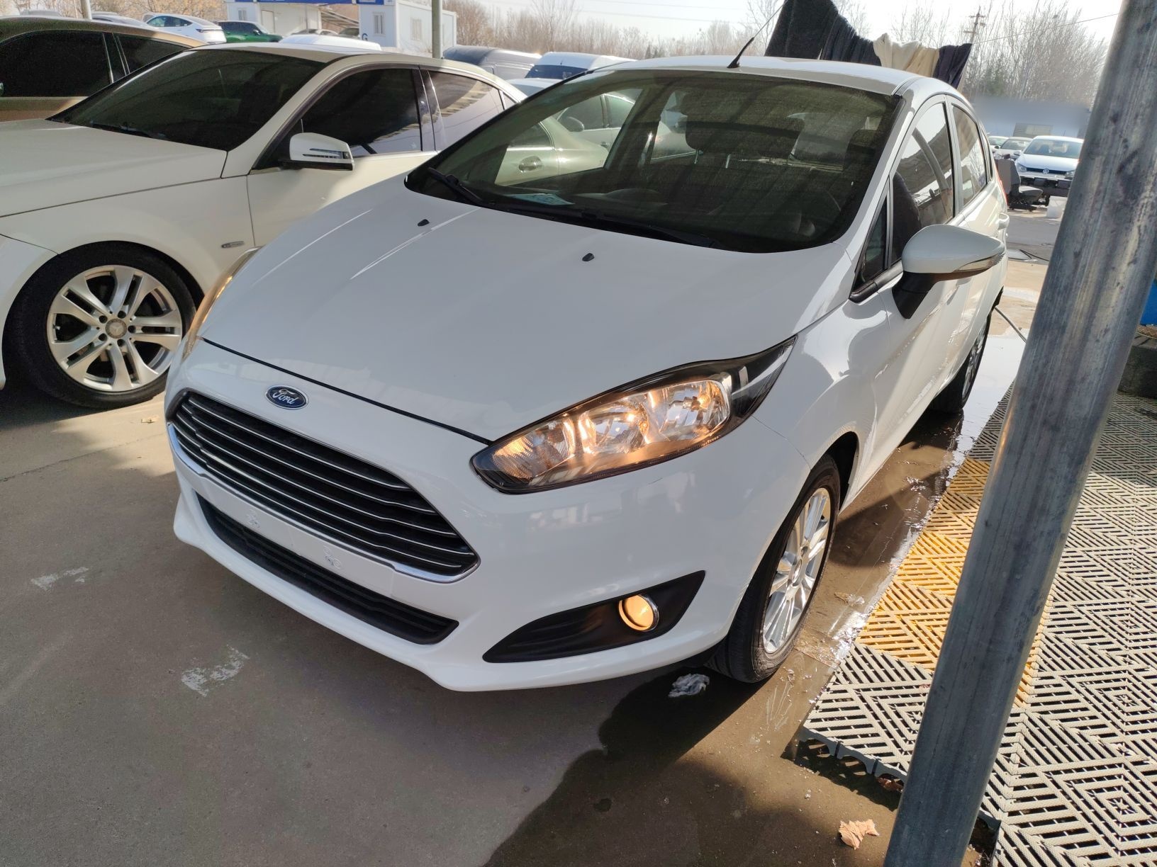 Под передней частью автомобиля