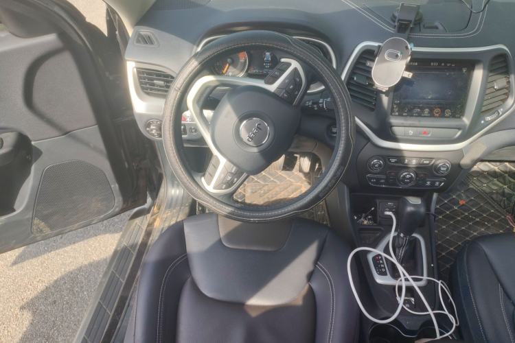 Used Jeep Cherokee 2020 2.0L Two-Wheel Drive Classic Sports Edition