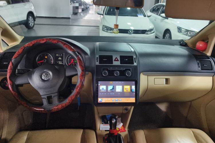 Used Volkswagen Touran 2011 1.4T DSG Zhiya Edition 5 Seats Center Console