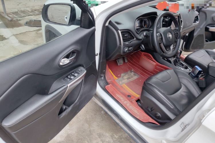 Used Jeep Cherokee 2019 2.0T Two-Wheel Drive Smart Enjoyment Version China VI Driver Seat