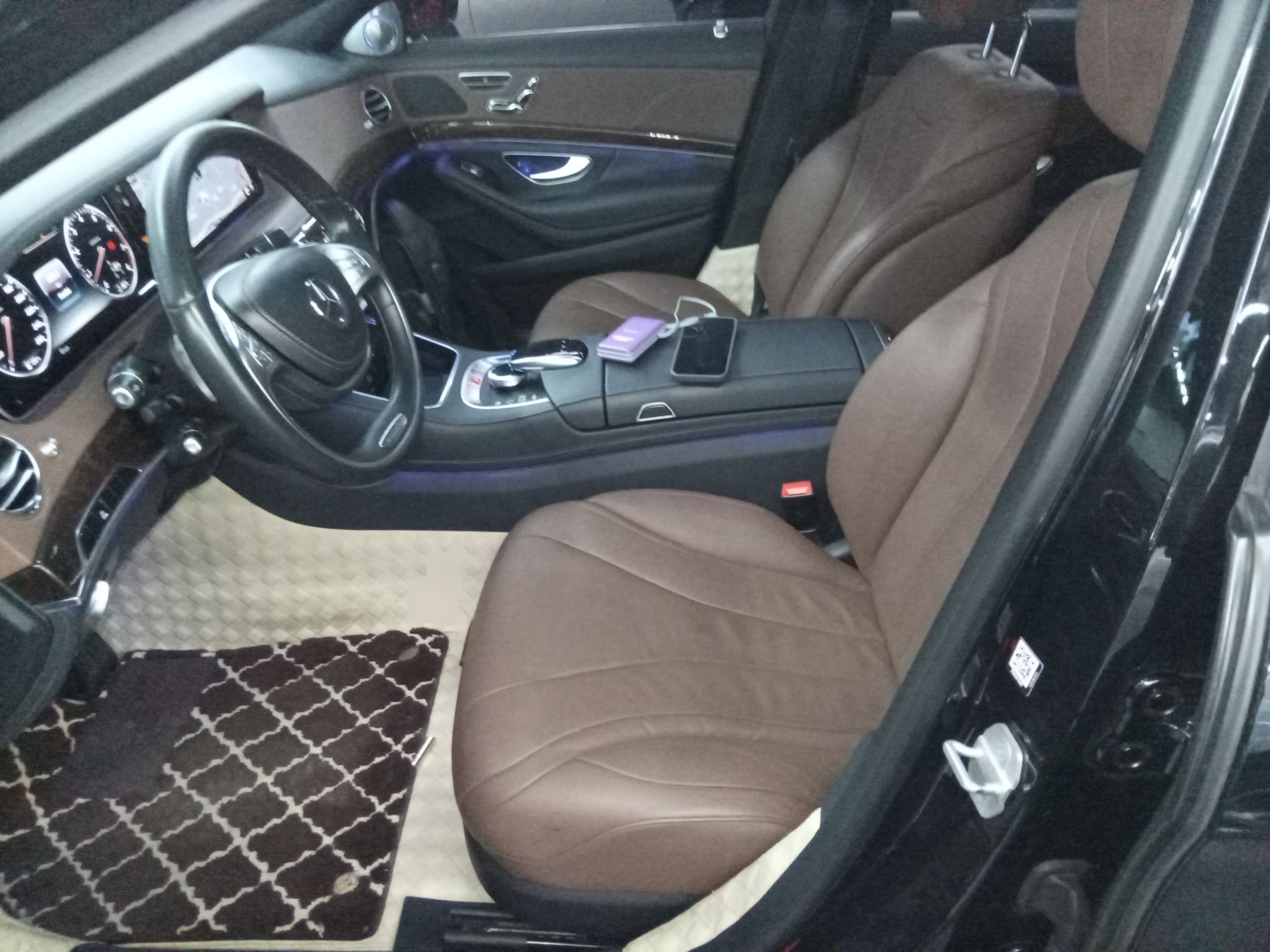 المقاعد الأمامية داخل السيارة