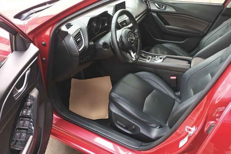 Used Mazda 3 Axela 2017 Hatchback 2.0L Automatic Sport Model China V Emission Standard Driver Seat