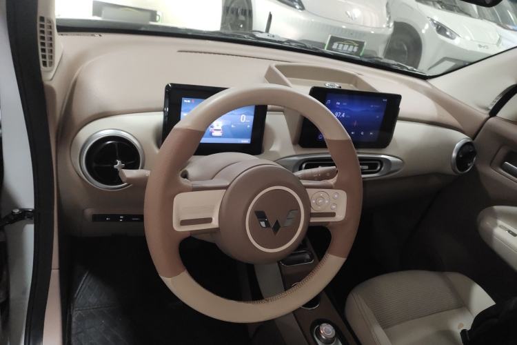 Used Wuling Hongguang MINIEV 2025 Four-Door Version Zhenxiang+ Edition Center Console