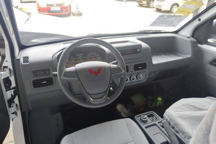 Used Wuling Yangguang 2024 300KM Comfort Version Passenger Van 75kW