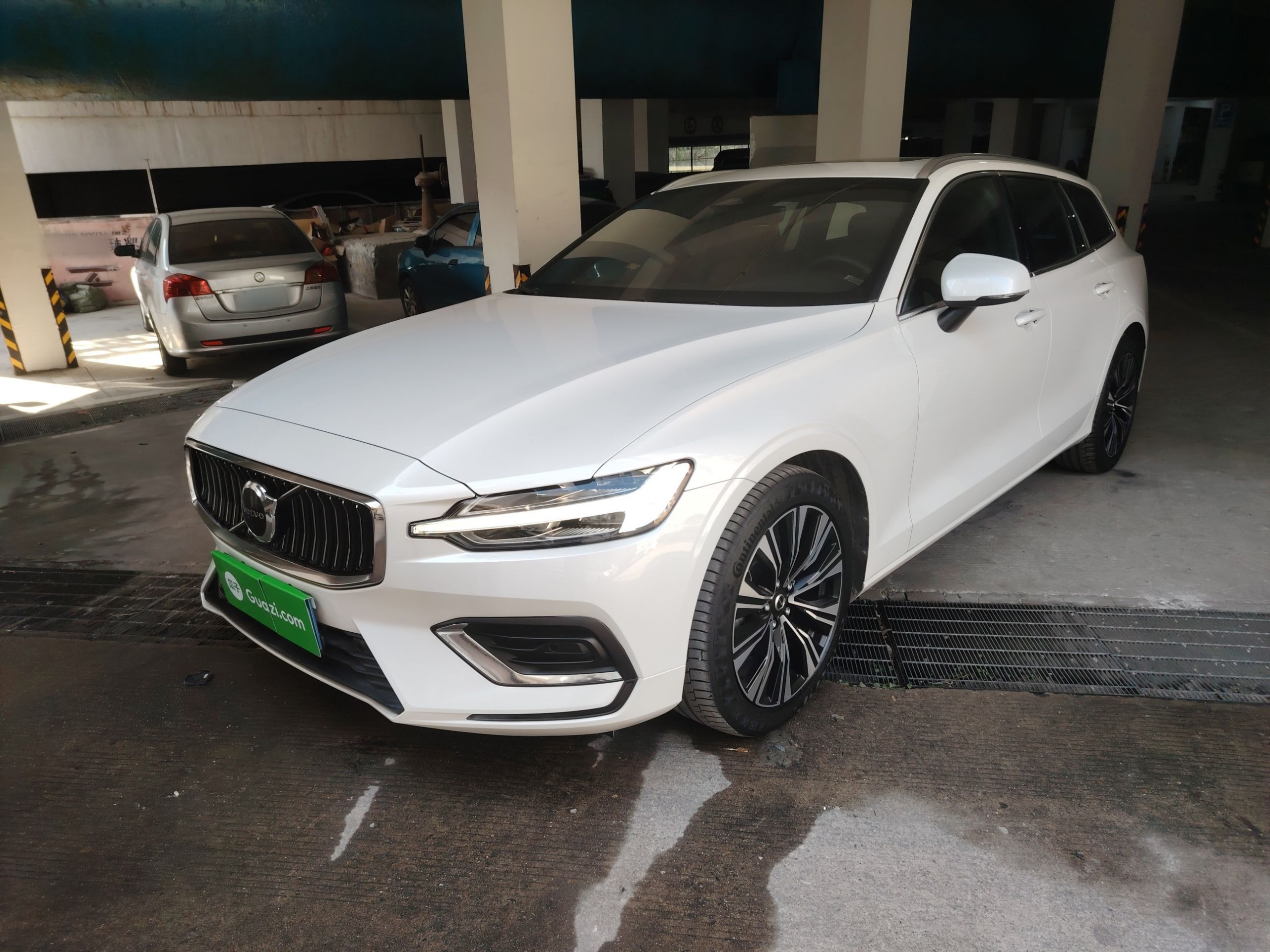 Под передней частью автомобиля