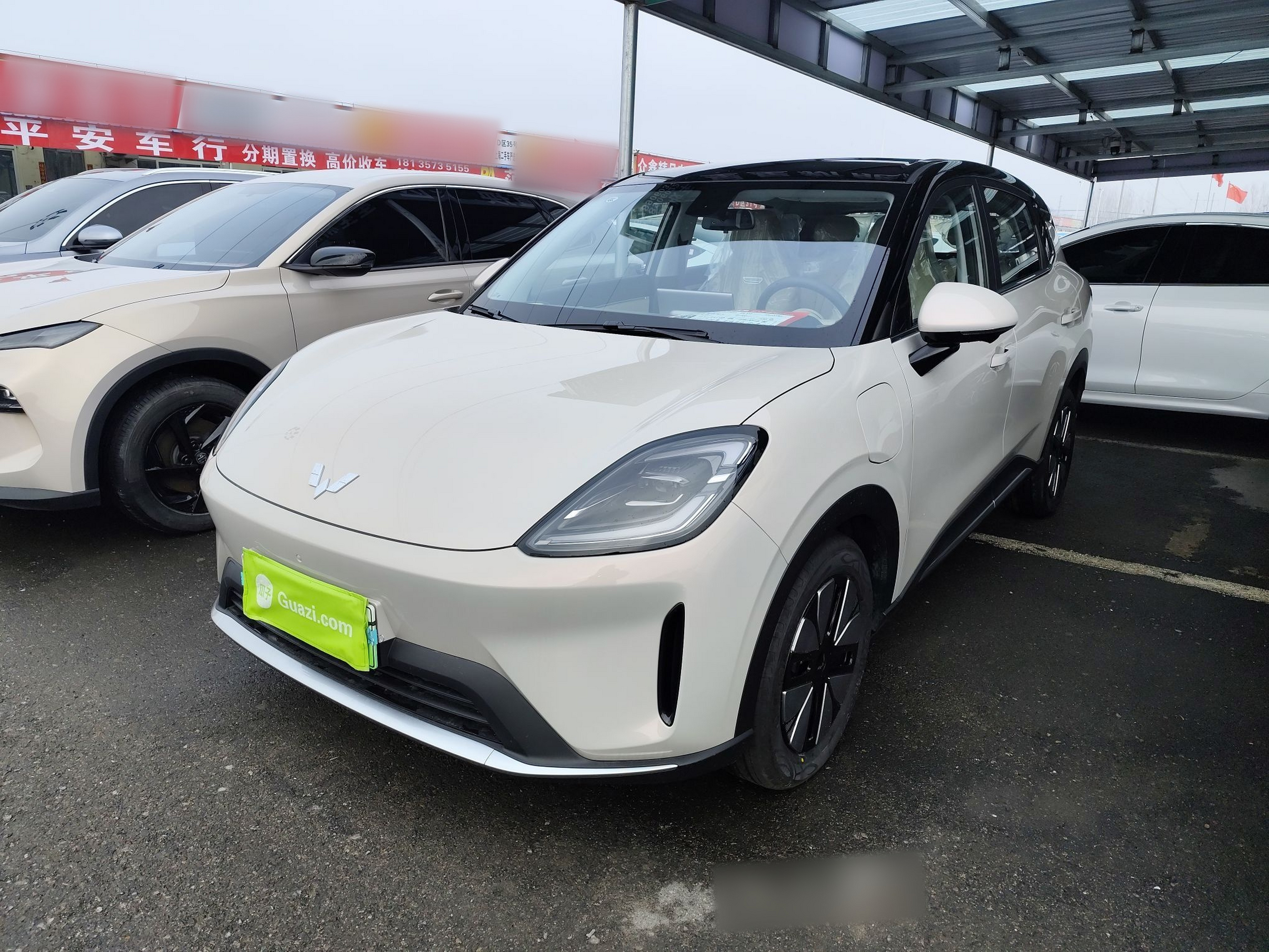 تحت مقدمة السيارة