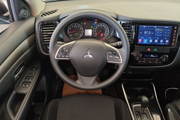 Used Mitsubishi Outlander 2018 2.0L Two-Wheel Drive Fashion Edition 5 Seats Steering Wheel