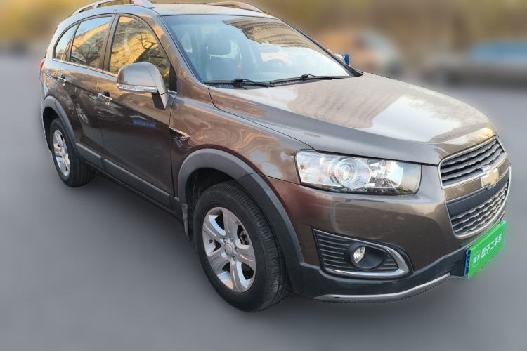 Used Chevrolet Captiva 2015 2.4L Two-Wheel Drive Urban Version 7 Seats Front Right 45 Deg