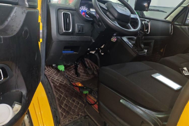 Used Iveco Daily 2023 2.5T A35M1 Multi-Purpose Passenger Vehicle Short Wheelbase Low Roof Single-Tire Side-Sliding Door Automatic Transmission
