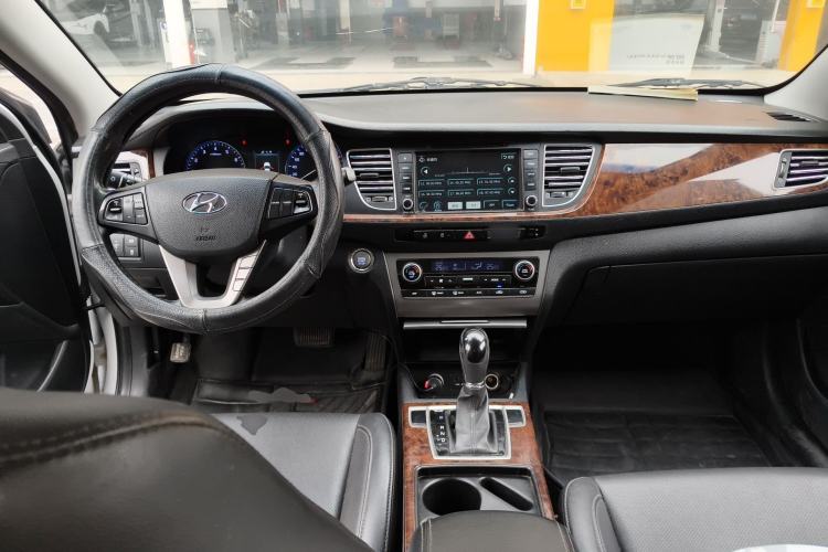 Used Hyundai Mistra 2014 1.8L Automatic Deluxe DLX Model Center Console