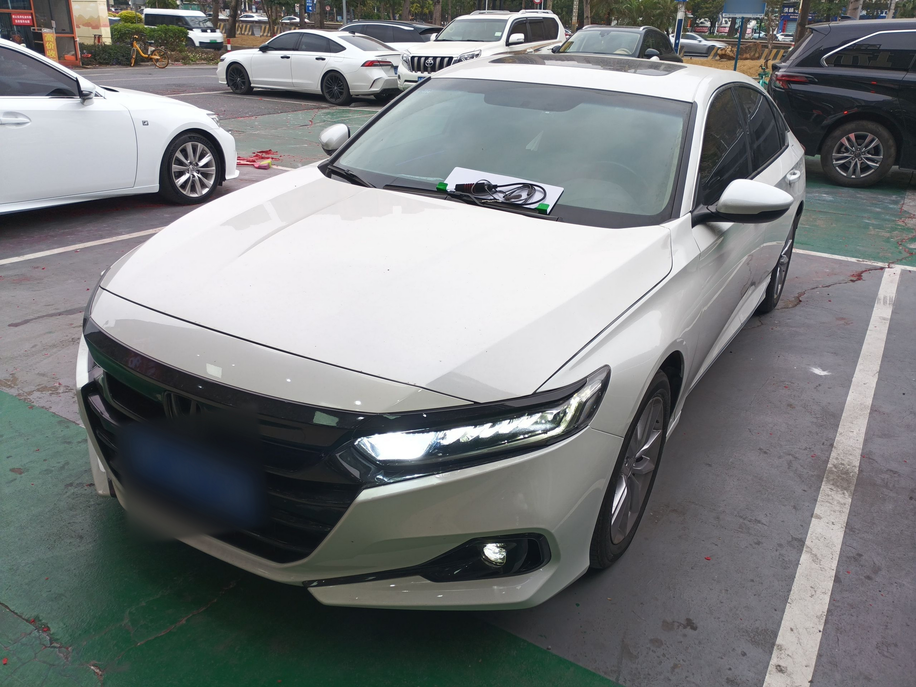 Под передней частью автомобиля