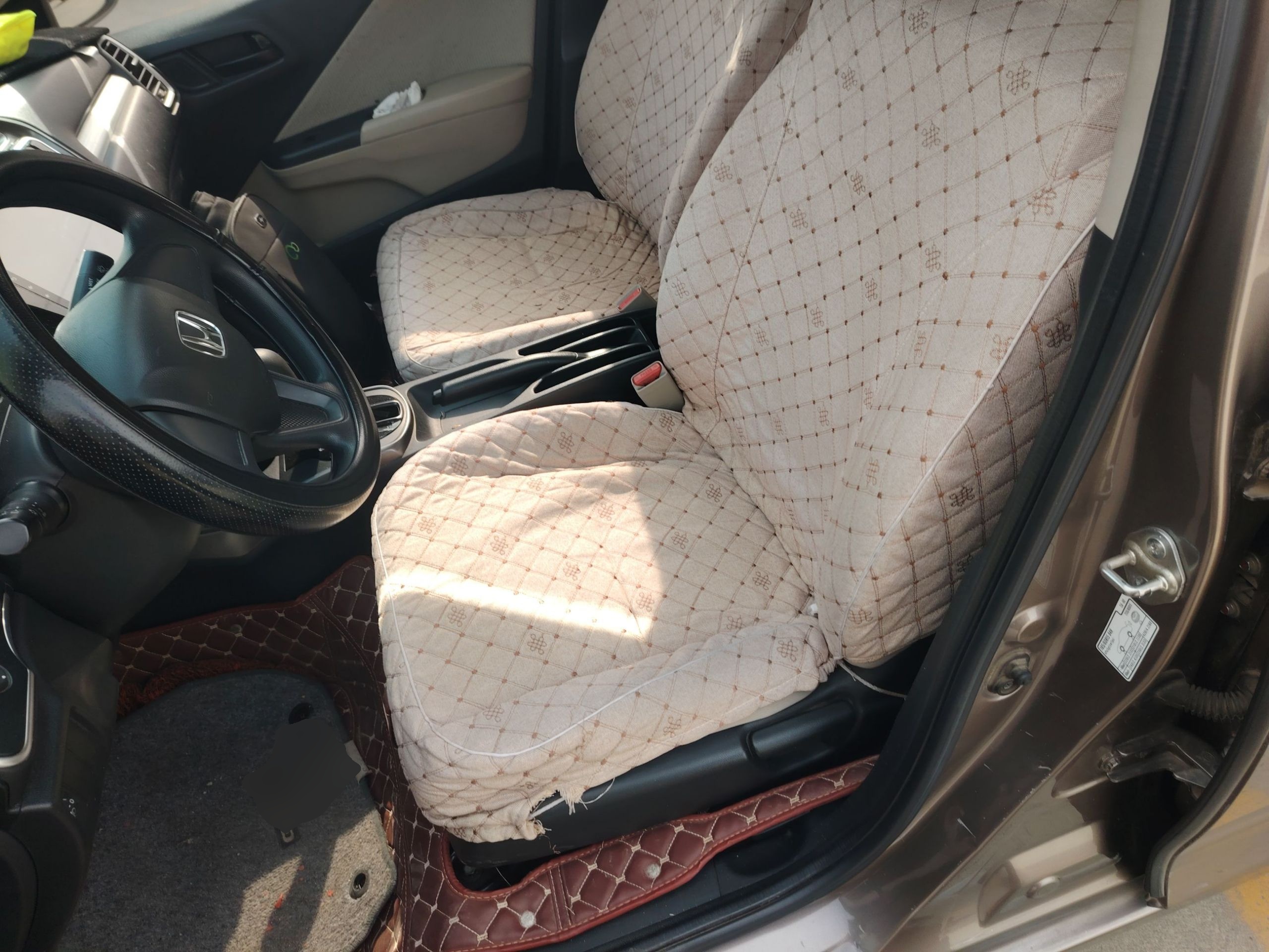 Переднее сиденье в автомобиле