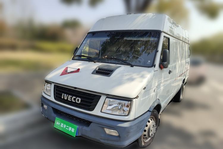 Used Iveco Daily 2021 2.8T V40 VAN厢式 Cargo Van 3-Seater Long Wheelbase Mid-Roof Design Dual Tires Manual Door