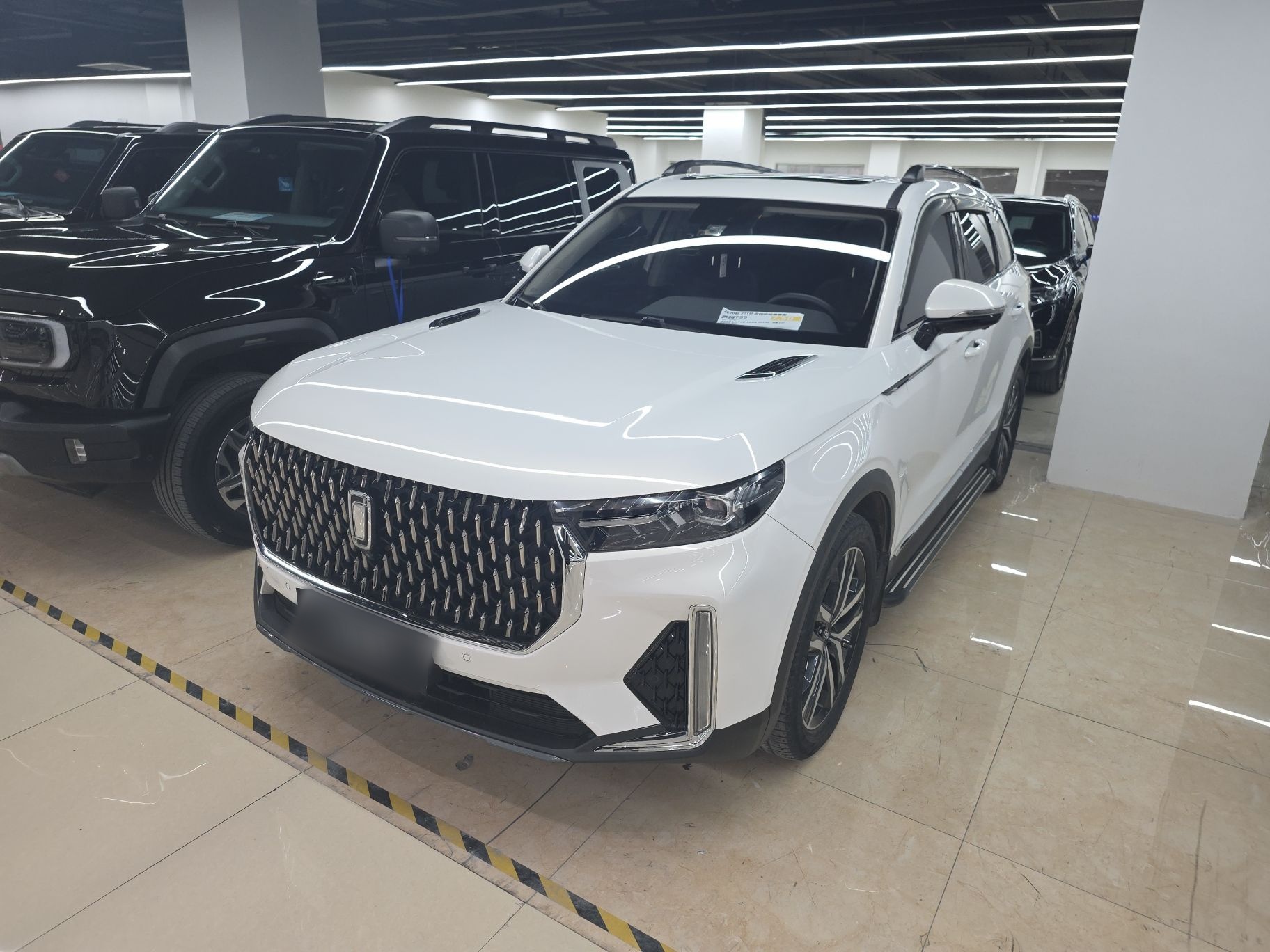 تحت مقدمة السيارة