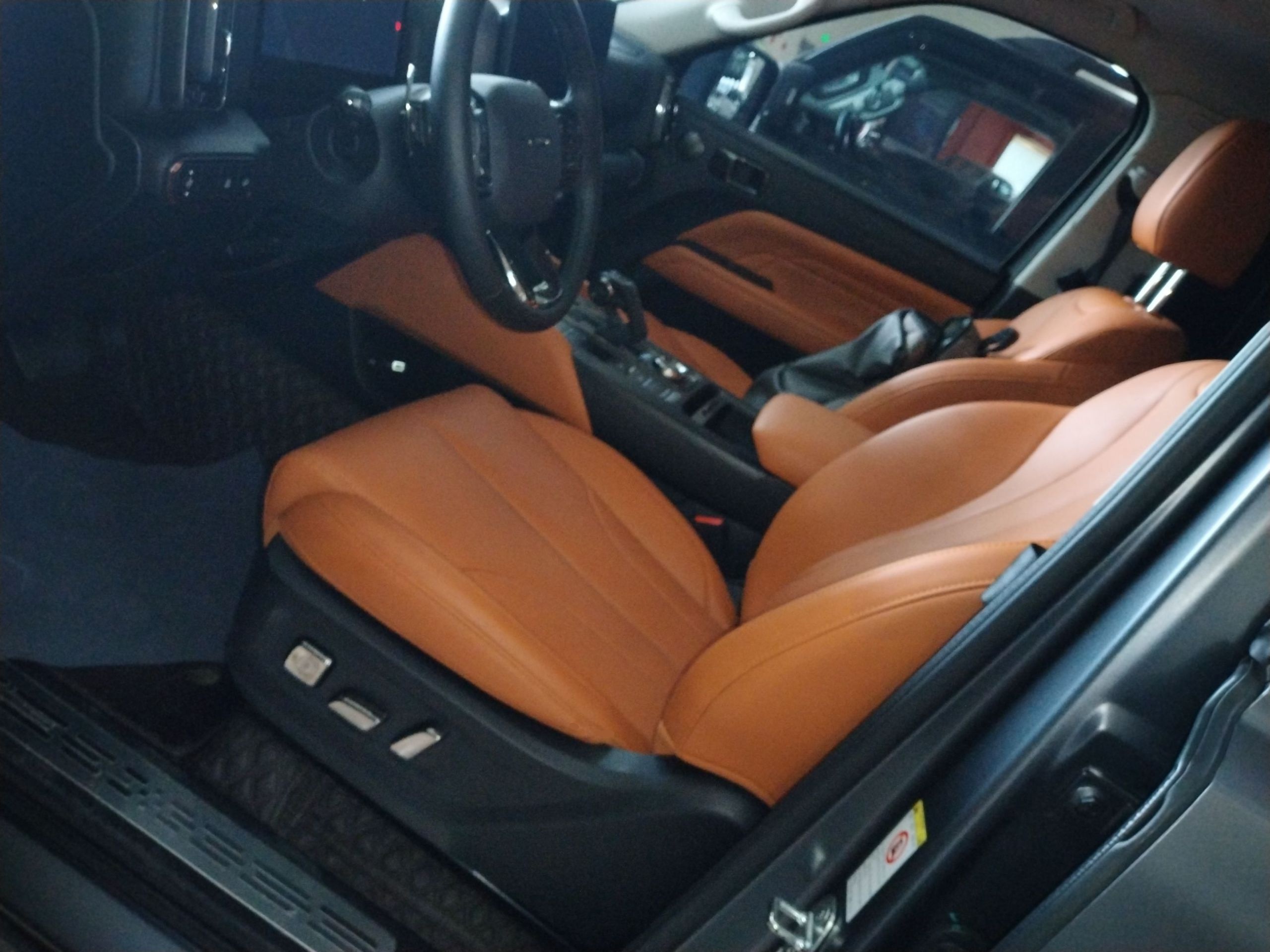المقاعد الأمامية داخل السيارة