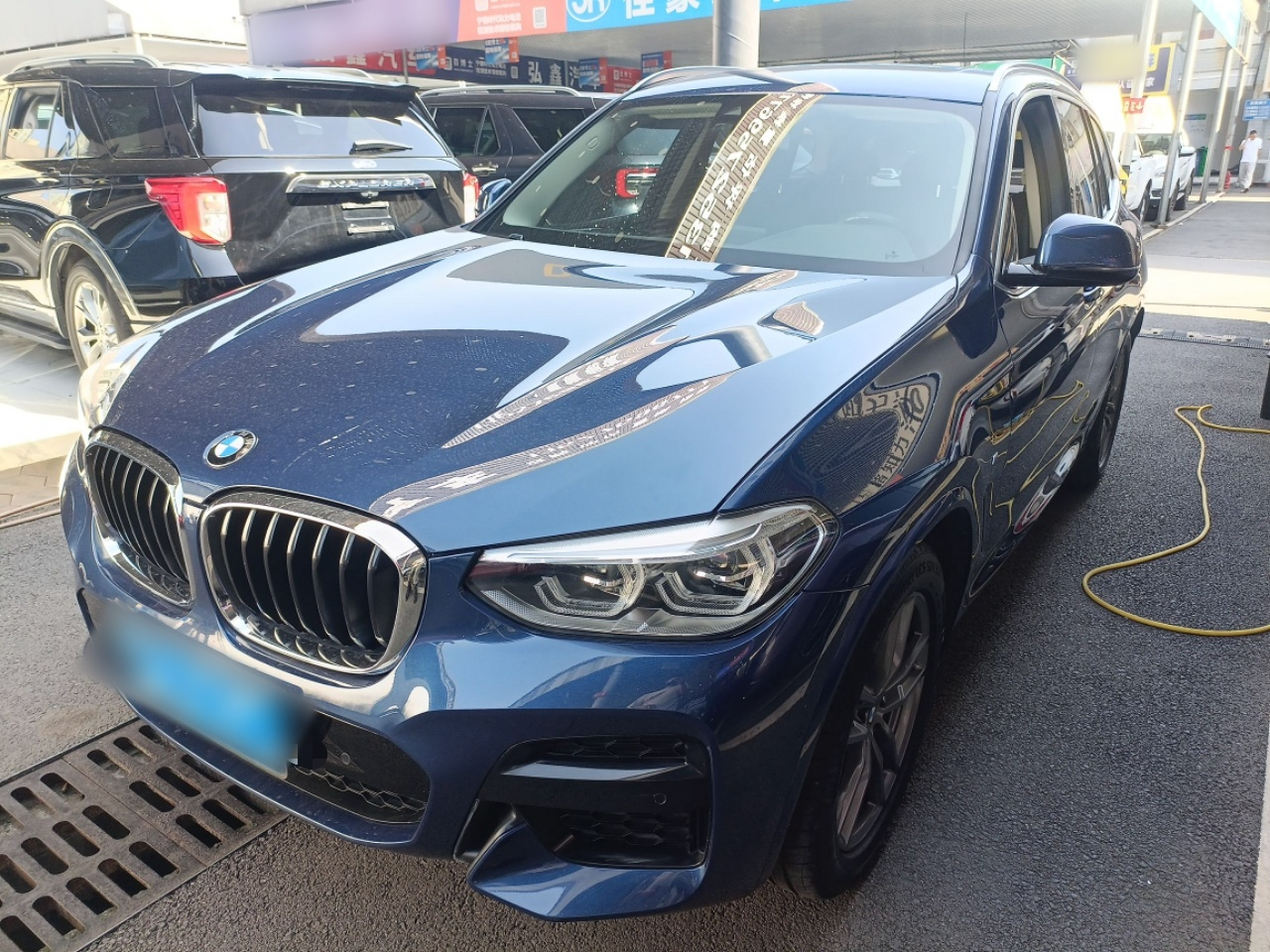 تحت مقدمة السيارة