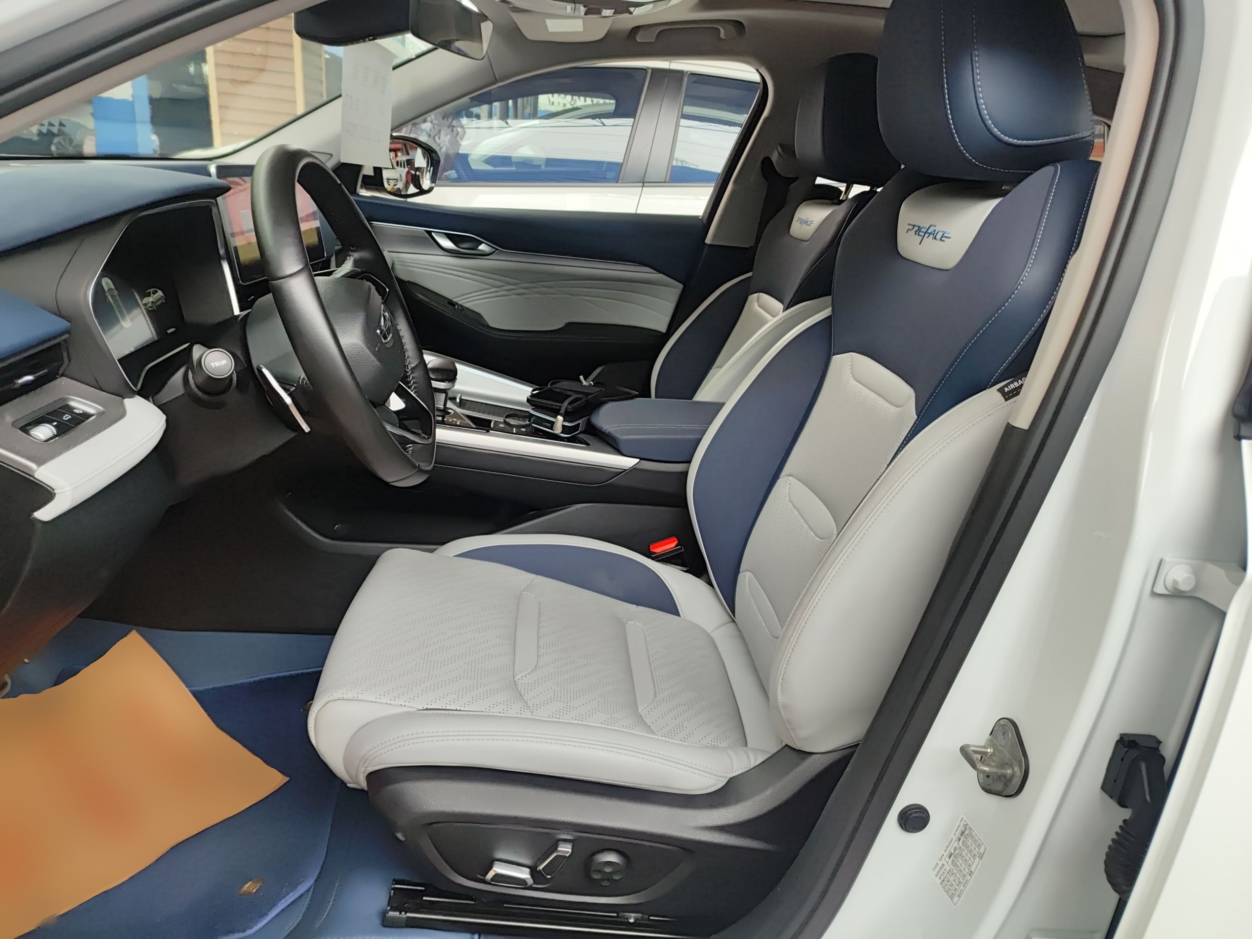 Переднее сиденье в автомобиле