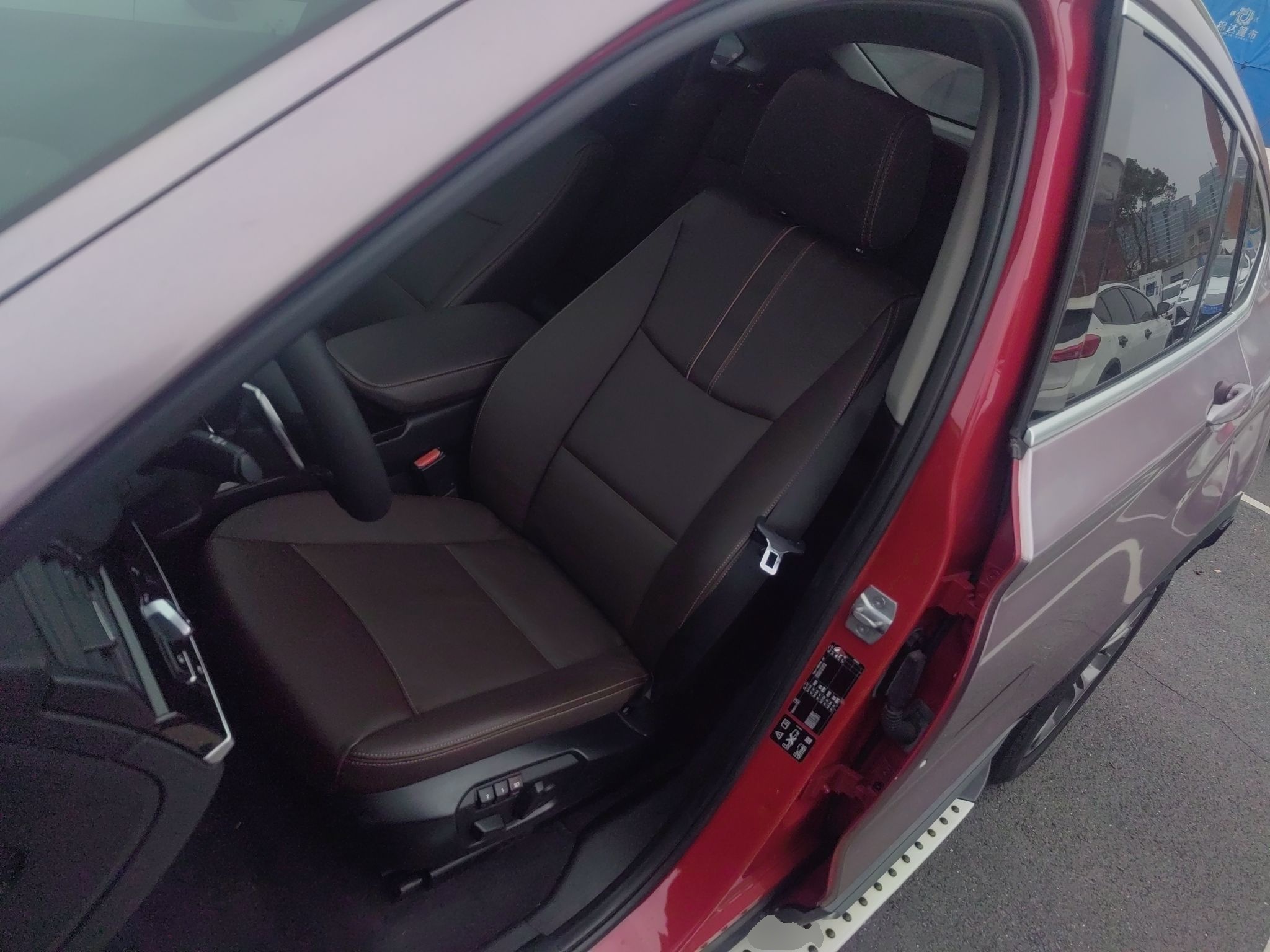 المقاعد الأمامية داخل السيارة