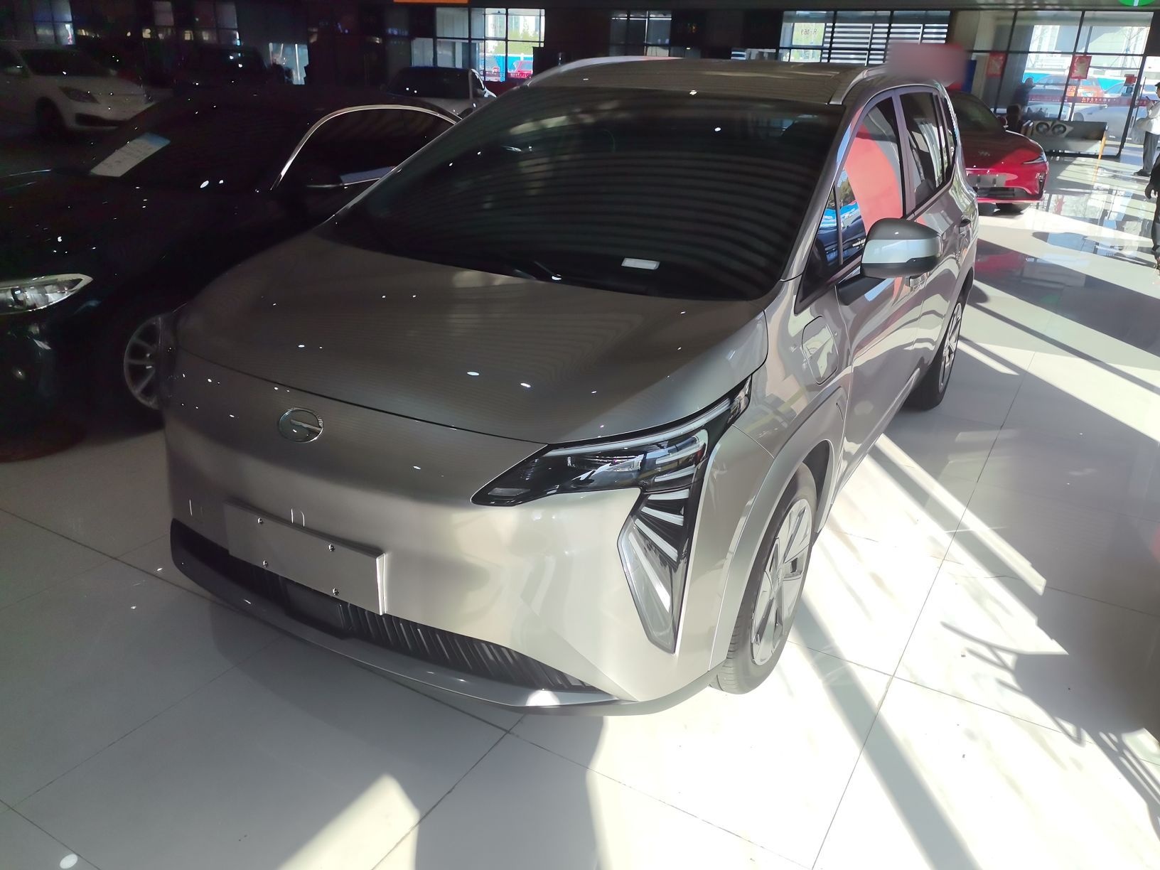 تحت مقدمة السيارة