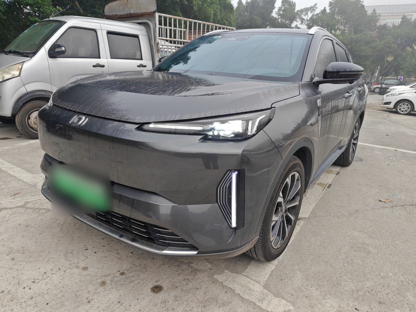 Под передней частью автомобиля