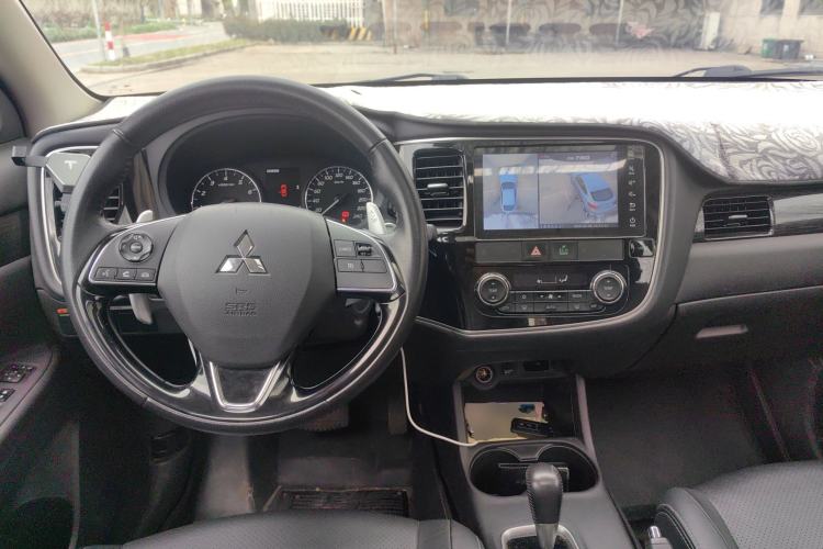 Used Mitsubishi Outlander 2016 2.4L 4x4 Luxury Edition 7-Seater