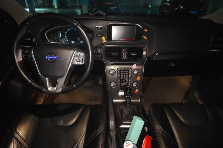 Used Volvo V40 2013 2.0T Zhiya Edition Center Console