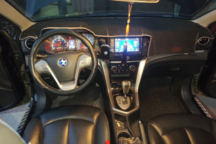 Used Venucia T70 2016 2.0L CVT Enjoy Edition
