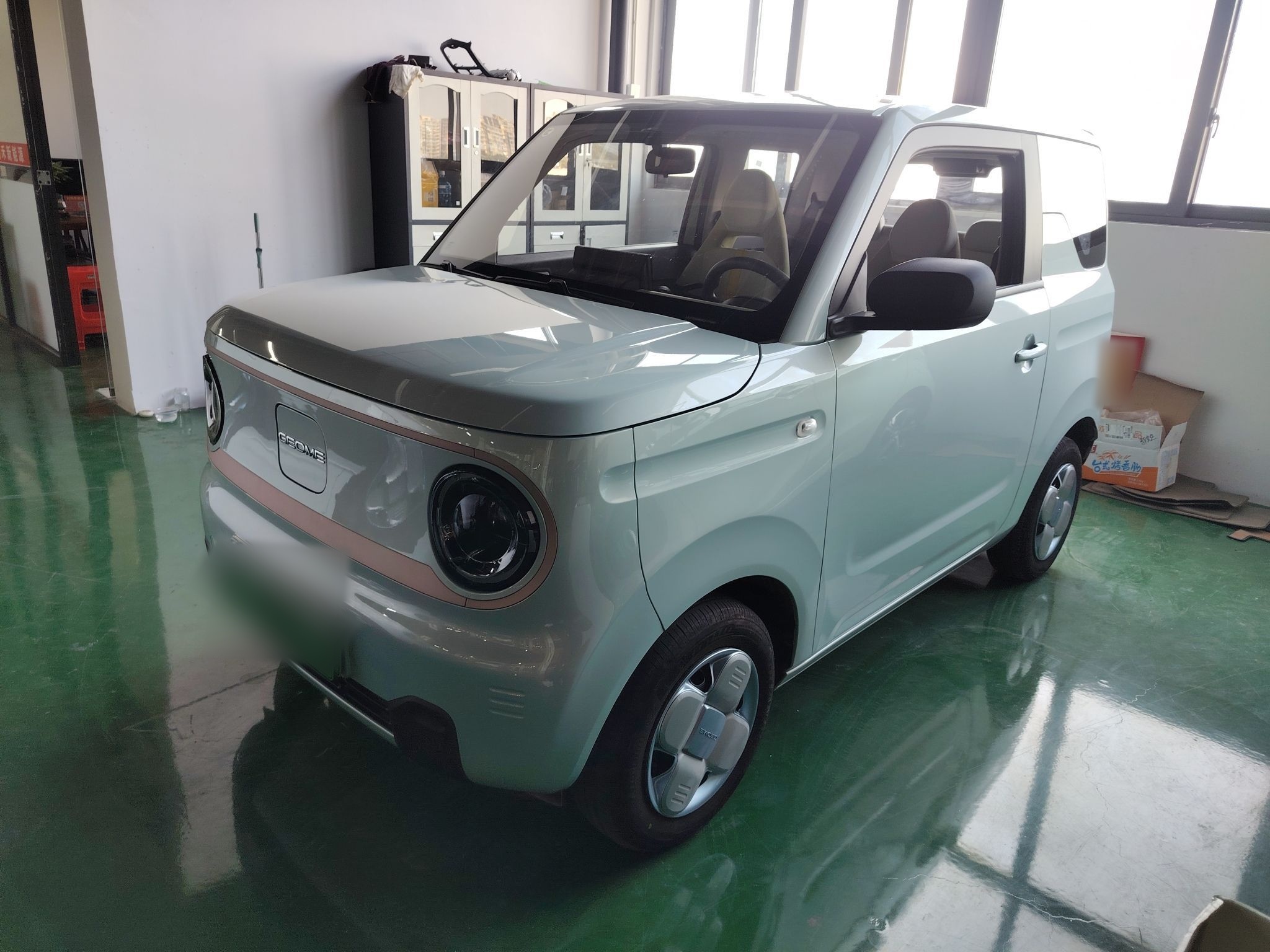 تحت مقدمة السيارة