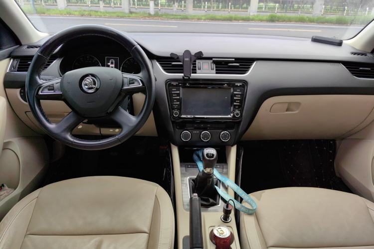 Used Skoda Octavia 2016 1.6L Manual Smart Drive Version Center Console