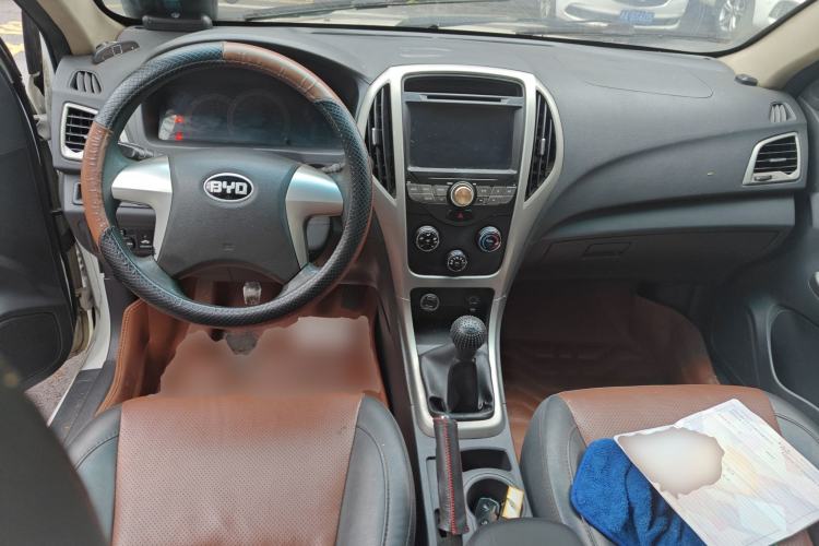 Used BYD F3 2015 Energy-Efficient Model 1.5L Manual Comfort Edition Center Console