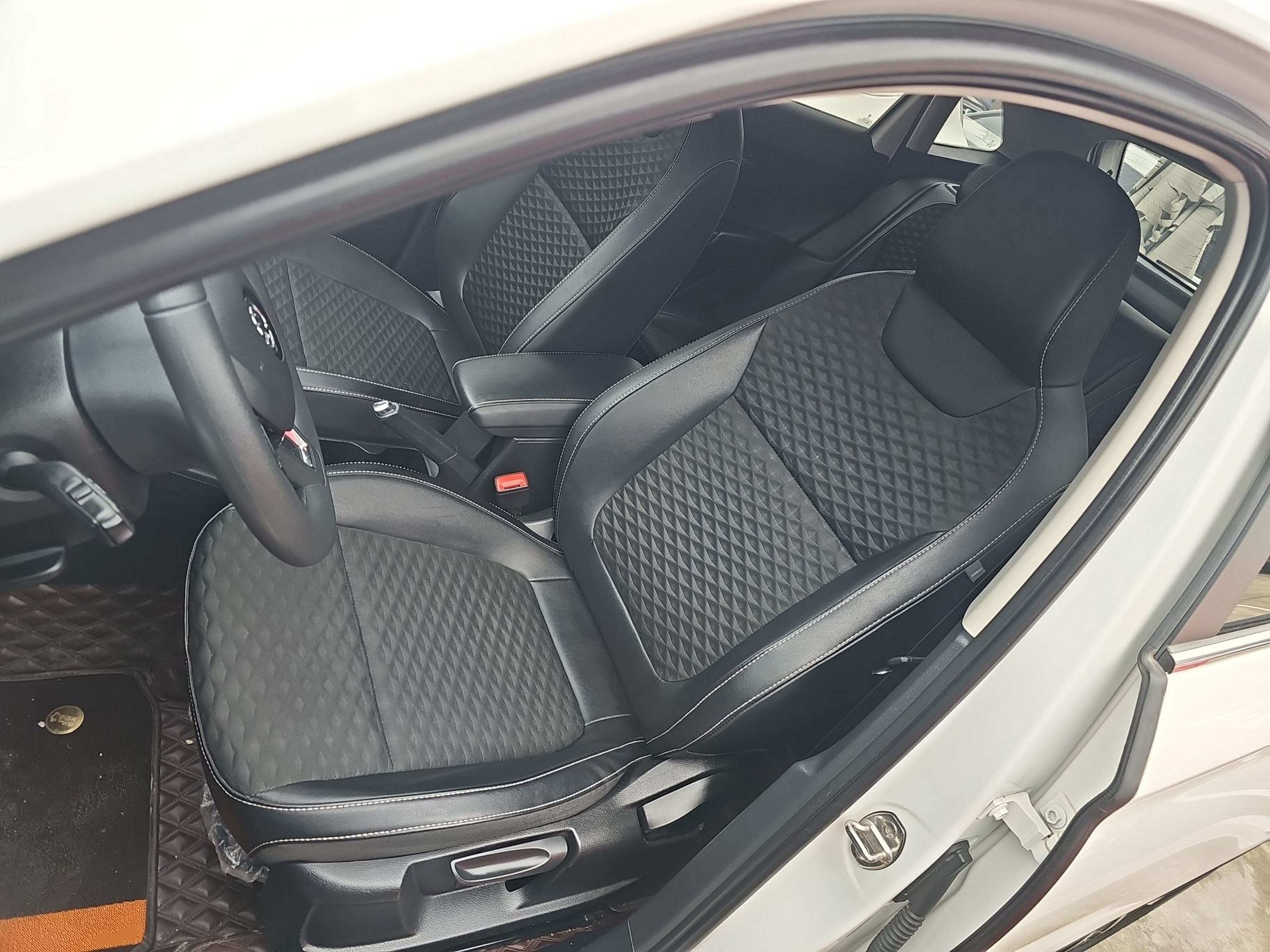 Переднее сиденье в автомобиле