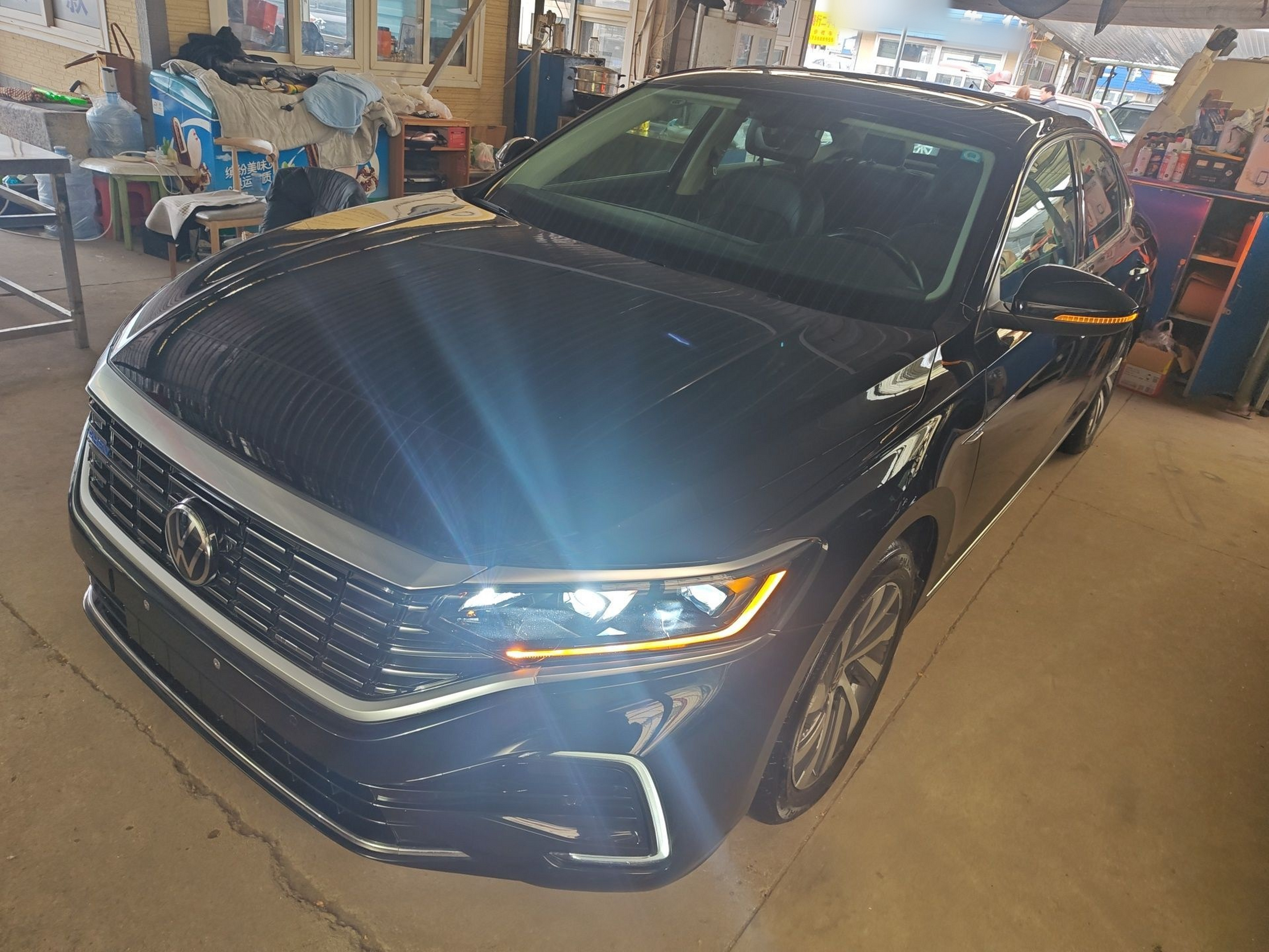 Под передней частью автомобиля