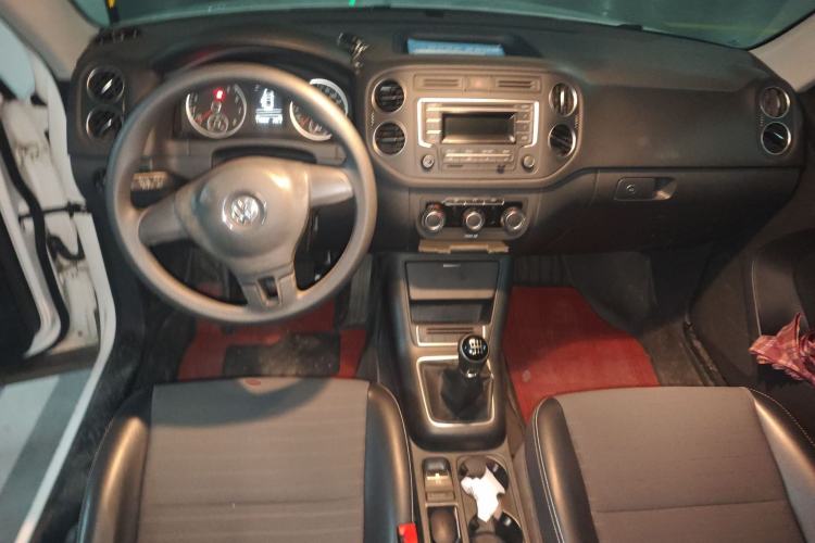 Used Volkswagen Tiguan 2016 300TSI Manual Two-Wheel Drive Trend Edition Center Console