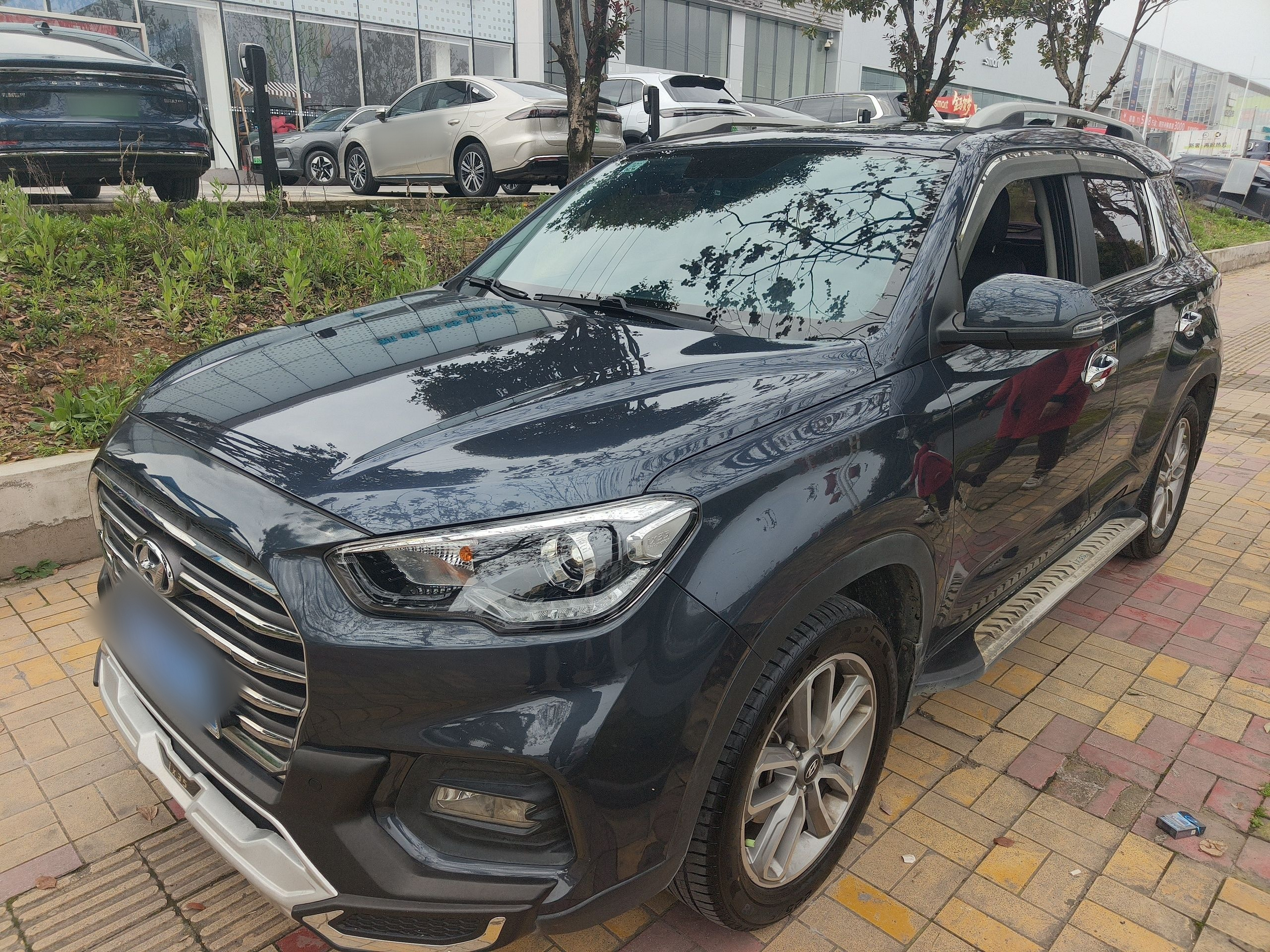 Под передней частью автомобиля