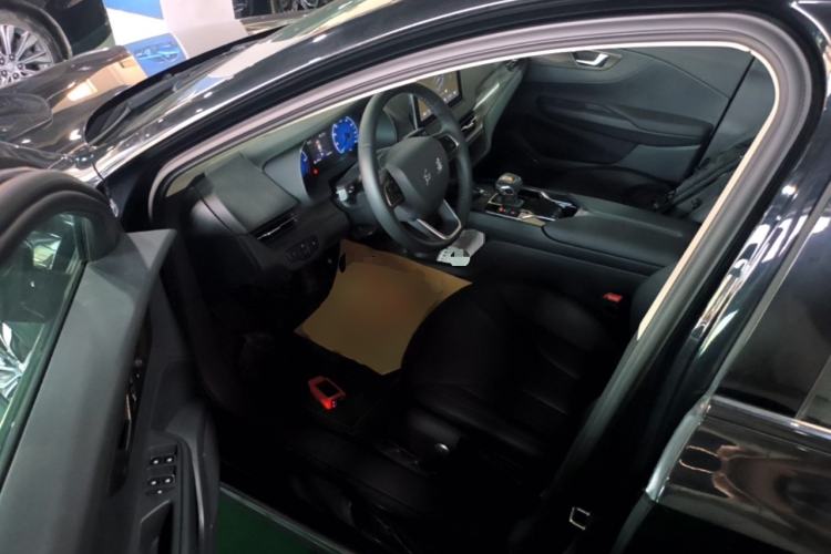 Used Hongqi E-QM5 2022 431 km Charge & Enjoy Edition