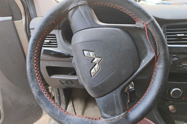 Used Wuling Rongguang V 2015 1.2L Base Version
