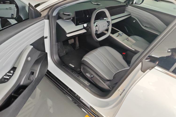 Used Geely Galaxy E8 2024 550 km Range Rear-Wheel-Drive PRO