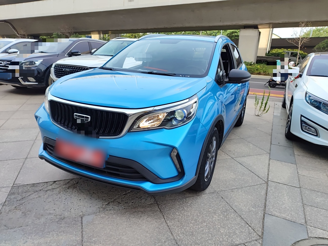 تحت مقدمة السيارة