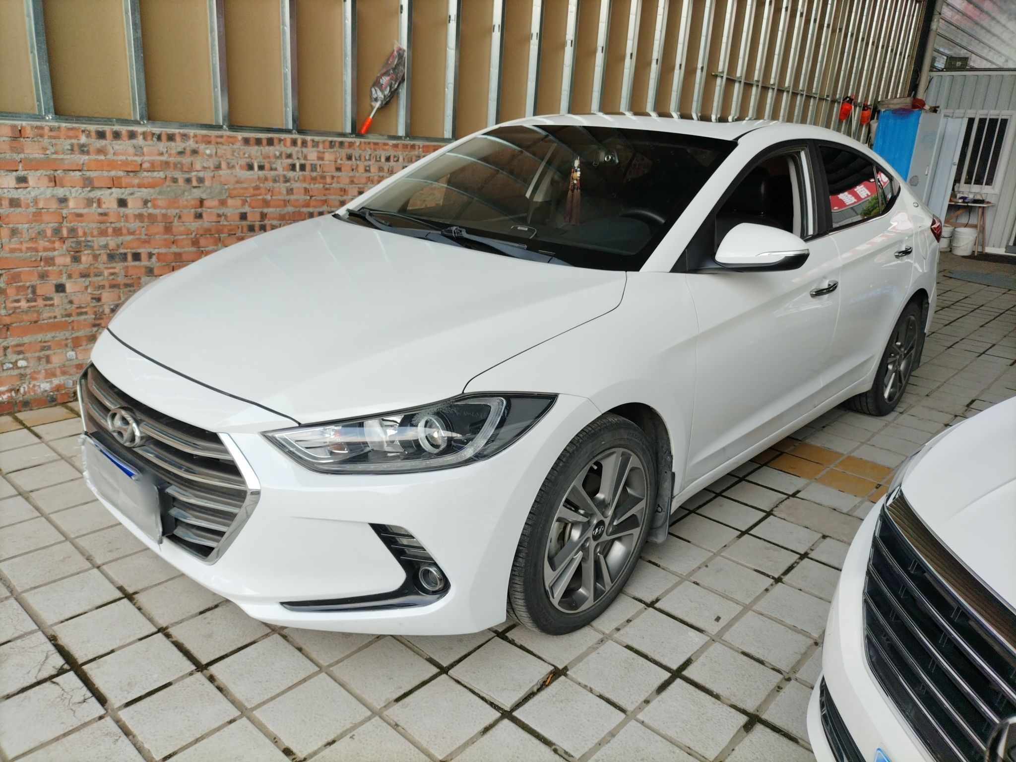 تحت مقدمة السيارة