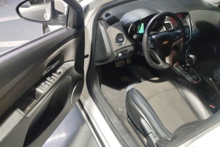 Used Chevrolet Cruze 2013 Hatchback 1.6T Automatic Flagship Model Driver Seat